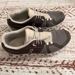 On Running women’s grey and White Sneakers